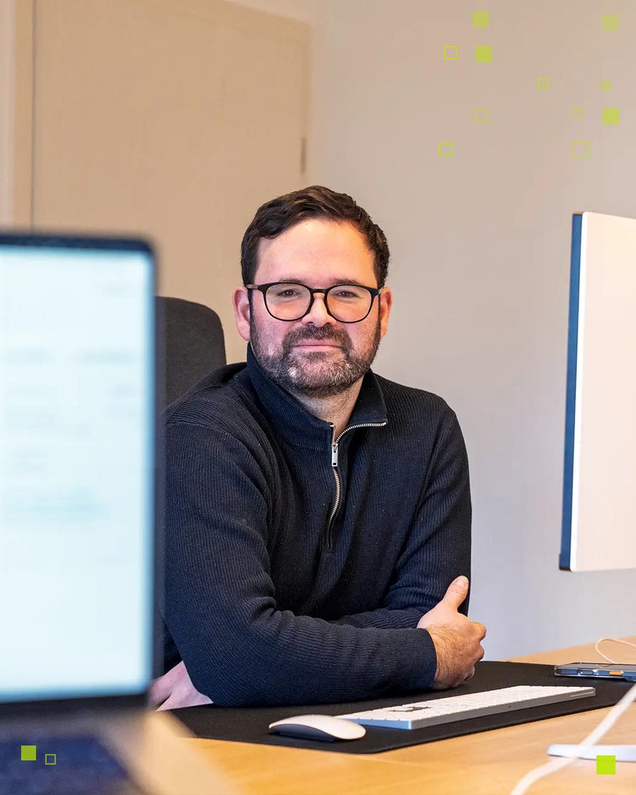 Andrei Jianu, Gründer von kreativsquare, an seinem Arbeitsplatz in Norderstedt